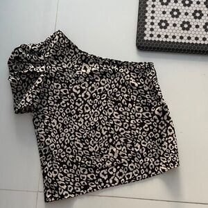 Printed black and white One-Shoulder Top